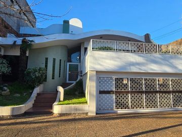 Venta casa 5 ambientes - cochera 4 autos - parque -...