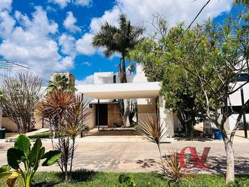 CASA CON PANELES SOLARES EN PRIVADA CON CASA CLUB