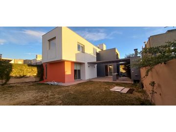Alquiler Casa 3 Suites en Barrio La Bastilla, Mendoza