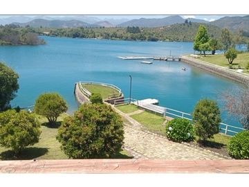 3 Casas con orilla Lago Colbún en 16.870 m2.