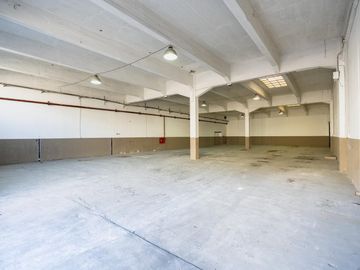 Depósito - Jose León Suarez 576 M2
