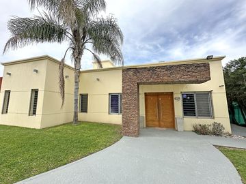 Casa en Venta de 3 dorm. Parque con pileta, galería y...
