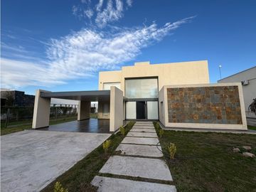VENTA CASA DE DISEÑO A ESTRENAR Y AMOBLADA | LA ARBOLADA...