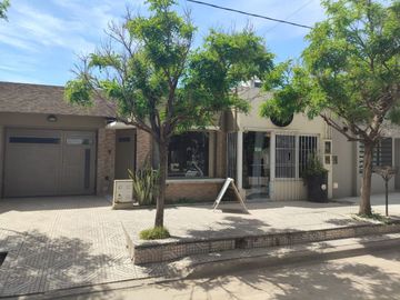VENTA CASA 3 DORMITORIOS MAS SALON COMERCIAL.