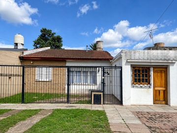 VENTA CASA 6 AMBIENTES JOSE C PAZ JARDIN Y COCHERA en...