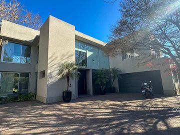 Casa en venta 5 Amb-Las Lomas-Jockey - Pileta -Galeria