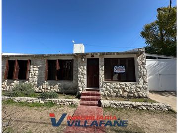 SE ALQUILA CASA 3 DORM. SOBRE AV. BS. AS. - ALMAFUERTE