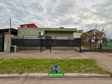 Casa con amplio lote en venta sobre Av. Santa Fe, en...