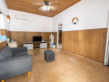 CASA EN VENTA 2 DORMITORIOS  BARRIO AZCUÉNAGA