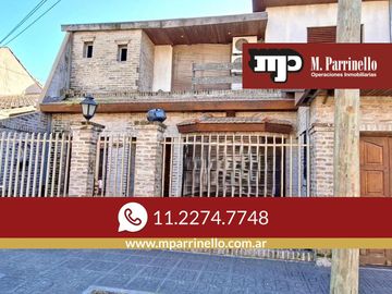 Importante Casa en Florida de 6 ambientes a reciclar!!!-...