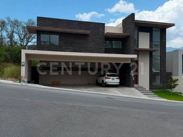 CASA EN VENTA EN COL. SIERRA ALTA EN MONTERREY