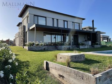 Venta Casa 5 dorm Vista Golf y laguna en La Calesa, Pilará