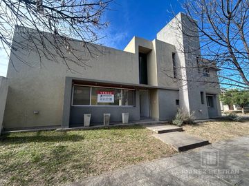 Casa en  Venta 3 dorm,3 baños,cochera doble,jardin...
