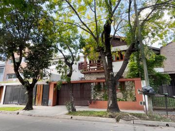 Casa 5 ambientes en venta en Quilmes con Pileta y Quincho