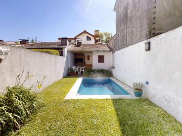 Casa en Venta de 4 Ambientes en Martinez con Pileta y...