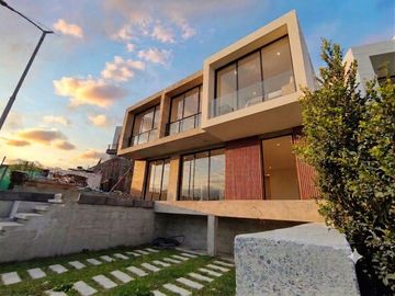SCC. VENTA CASA 3 DORMITORIOS  Urbanización Alta vista...