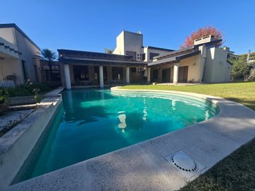 Se vende casa de categoría. Country El Paso.