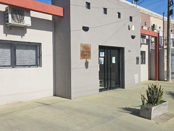 Alquiler de 8 Consultorios, patios internos, recepción,...