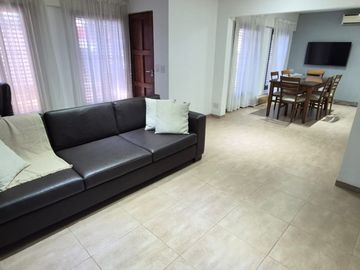 VENTA CASA 3 DORMITORIOS 2 BAÑOS Y PATIO B. IPONA