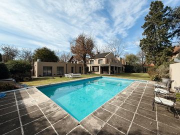 VENTA: Casa de 4 dormitorios, piscina y quincho en...
