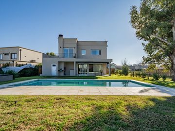 Venta Casa 4 ambientes con piscina en Pilar