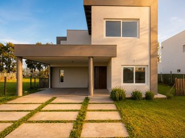 Venta | CASA 5 AMBIENTES A ESTRENAR | Santa Ana,...