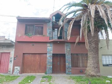 CASA 6 AMB CON COCHERA Y PARQUE EN VENTA, QUILMES