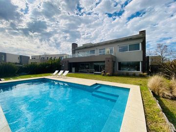 Casa de 4 dormitorios y 5 baños | en Venta | con Pileta...