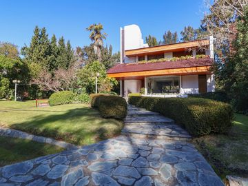 Casa de 6 ambientes en dos lotes con quincho, pileta y...