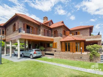 Venta  / permuta | Casa de 4 dormitorios con jardín y...