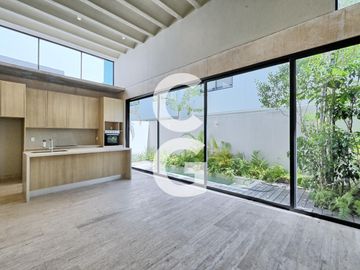 Casa en Venta en Cancún en Residencial Vía Cumbres con...