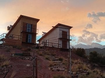 2 Cabañas con vista al dique Potrerillos y Montaña