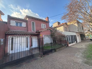 Casa muy bien ubicada.