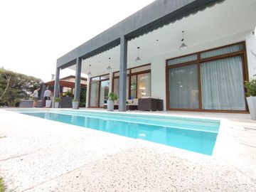 Casa de excelente calidad constructiva en B° La...
