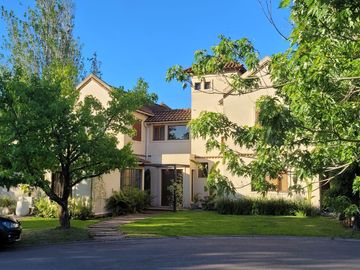 Casa en Alquiler  Pacheco Golf Club 4 dormitorios con...