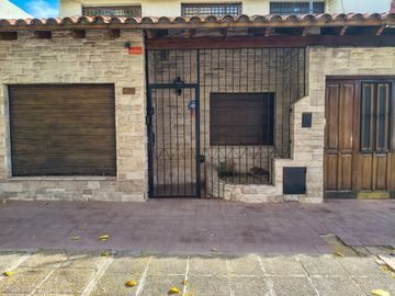 CASA EN VENTA 4 DORMITORIOS BARRIO BOMBAL GODOY CRUZ