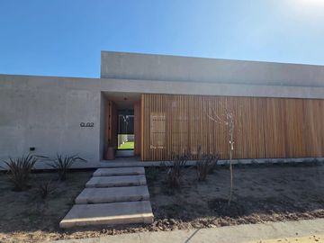 Casa a estrenar de 3 Dorm, 3 baños , patio con galería y...