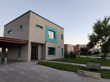 Venta Casa 4 ambientes, 3 dormitorios, 3 Baños y Garage...