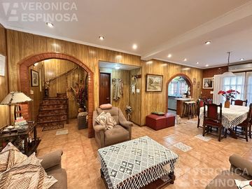 Casa de cuatro ambientes en venta, Morón. Escritorio,...