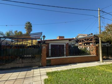 Venta casa+ quincho/loft con pileta y cochera barrio...