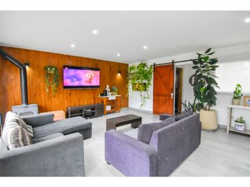 Casa 5 amb. con gran parque y e/ para varios autos -...