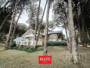 Casa en venta en Cariló, doble lote en la mejor ubicación