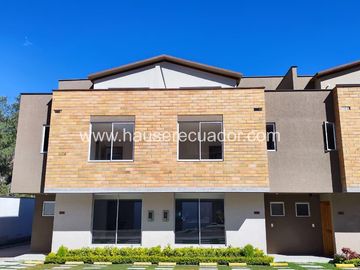 Casa Nueva en Pomasqui con Altillo, Terraza, Patio y...
