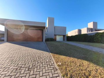 Venta Casa de Categoría 3 Dor La Santina Zona Sur