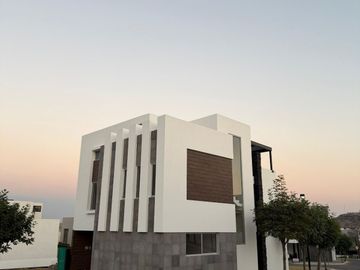 SE VENDE RESIDENCIA MUY AMPLIA EN  LOMAS DE ANGELOPOLIS...