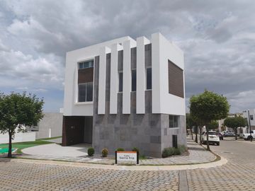 En Venta casa nueva muy amplia en Fraccionamiento Lomas...
