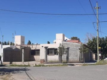 Casa Barrio Lagares, Calle 5 y Gral. Acha, Pocito