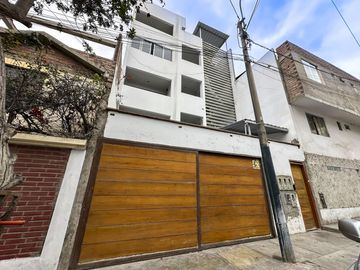 ¡Oportunidad En Surco! Dpto. De 108 M² + 108 M² De Aires...
