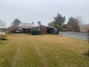 Venta Casa Andino dos dormitorios, amplio terreno, pileta