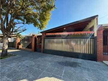 Casa con 3 dormitorios, cochera, jardin y quincho en venta